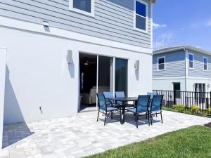 RR7858 - The Minions @ Re- 8 guests