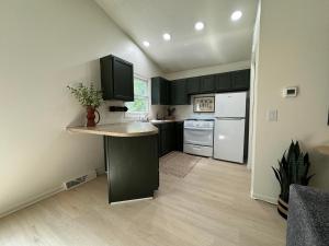 Charming 2-bedroom house in Saugatuck with AC, WiFi, Pet Friendly