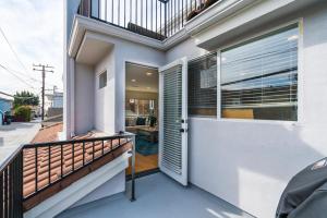 310 and a half Iris Ave