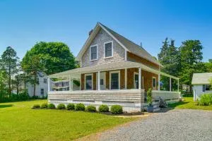 Pocasset Home with Kayaks and Bikes Walk to 2 Beaches - 伯恩