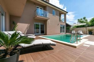 Modern house Luna with pool