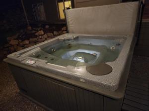 Hot Tub Family Friendly Garden City Getaway