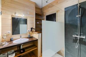 Villas villa bois typique du bassin avec piscine chauffee au bord du lac, La Gde Escoure : photos des chambres