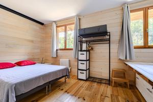 villa bois typique du bassin avec piscine chauffée au bord du lac, La Gde Escoure