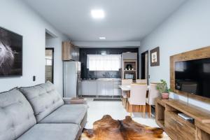 Apto a 180m da PRAIA, dois quartos, sala de estar, Cozinha completa, Churrasqueira, Wi-Fi e Vaga privativa de garagem Ideal para famílias ou amigos viverem momentos inesquecíveis Reserve agora mesmo