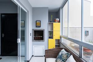 Apto a 180m da PRAIA, dois quartos, sala de estar, Cozinha completa, Churrasqueira, Wi-Fi e Vaga privativa de garagem Ideal para famílias ou amigos viverem momentos inesquecíveis Reserve agora mesmo