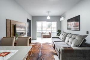 Apto a 180m da PRAIA, dois quartos, sala de estar, Cozinha completa, Churrasqueira, Wi-Fi e Vaga privativa de garagem Ideal para famílias ou amigos viverem momentos inesquecíveis Reserve agora mesmo