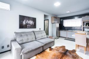 Apto a 180m da PRAIA, dois quartos, sala de estar, Cozinha completa, Churrasqueira, Wi-Fi e Vaga privativa de garagem Ideal para famílias ou amigos viverem momentos inesquecíveis Reserve agora mesmo