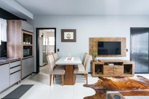 Apto a 180m da PRAIA, dois quartos, sala de estar, Cozinha completa, Churrasqueira, Wi-Fi e Vaga privativa de garagem Ideal para famílias ou amigos viverem momentos inesquecíveis Reserve agora mesmo