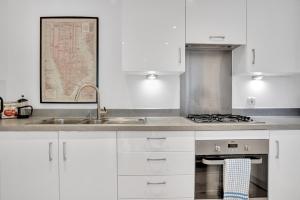 Modern 2-Bed Apartment in Greenwich - Prime Location Near Cutty Sark & Excellent Transport Links
