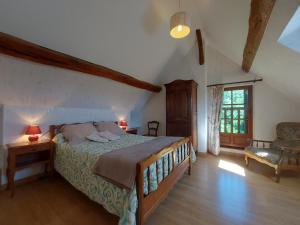 Maisons de vacances Charmante Maison Renovee avec Jardin, BBQ et Loisirs a La Saucelle - FR-1-581-13 : photos des chambres