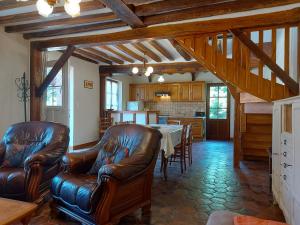 Charmante Maison Rénovée avec Jardin, BBQ et Loisirs à La Saucelle - FR-1-581-13