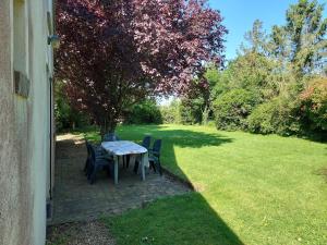 Maisons de vacances Charmante Maison Renovee avec Jardin, BBQ et Loisirs a La Saucelle - FR-1-581-13 : photos des chambres