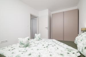 Apartments with a parking space Pula - 23290