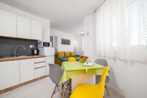 Apartments with a parking space Pula - 23290