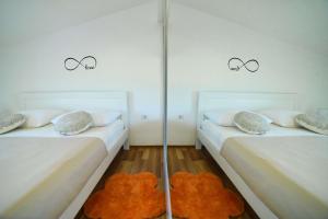 Apartments with parking space Sinj, Zagora - 23403