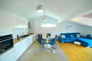 Apartments with parking space Sinj, Zagora - 23403