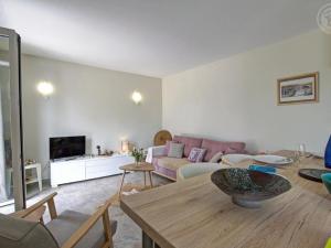 Maisons de vacances Charmant gite moderne avec cour privee, tout equipe, parking securise, au coeur du Roannais - FR-1-496-316 : photos des chambres