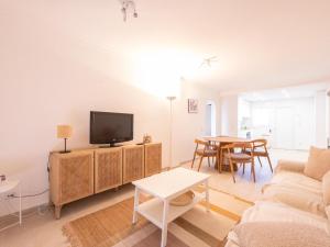 Apartamento renovado con terraza vistas al mar en LEscala - ES-325-24