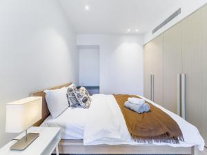 Fawkner Residence 1B2B condo Smart TV