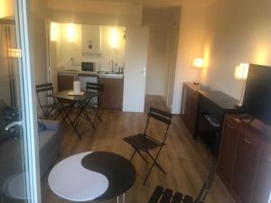 Studio rénové avec grand balcon, centre-ville, proche plage - FR-1-712-83