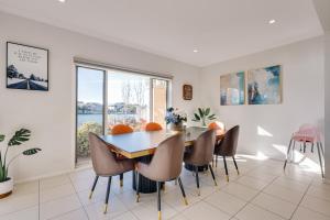 Luxury Waterfront Villa in Sanctuary Lakes