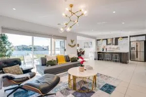 Luxury Waterfront Villa in Sanctuary Lakes - Пойнт-Кук