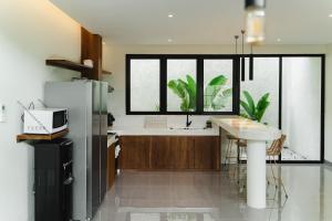 LUX Casa Amore 4BR pick up from airport security PlayStation and Netflix