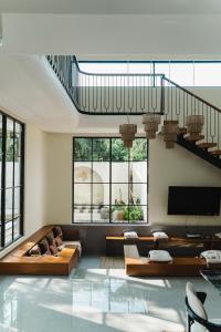 LUX Casa Amore 4BR pick up from airport security PlayStation and Netflix