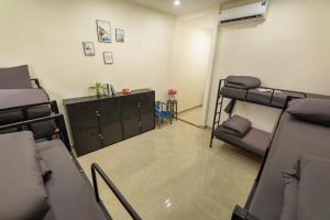 Queen Cafe Hotel & Pub