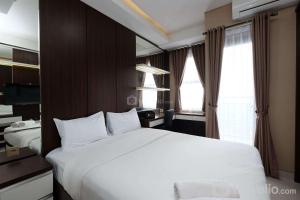 Comfortable and Modern Studio Transpark Cibubur Apartment By Travelio