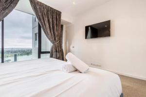 Opulent & Spacious Condo Overlooking Albert Park