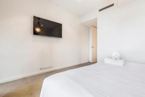 Opulent & Spacious Condo Overlooking Albert Park