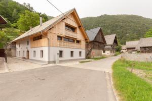 Farmhouse Chalet Apartments