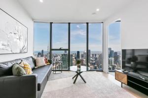 Sleek Lvl 75 Apt w Skyline Views in Aurora Complex