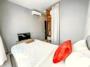 Newest!& Rare 2BDRMS Ocean Facing Balcony #EF23914