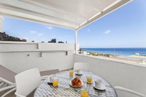 Stunning 2 bedroom Duplex close to main Beach with seaviews