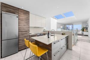 Stunning 2 bedroom Duplex close to main Beach with seaviews