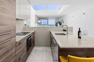 Stunning 2 bedroom Duplex close to main Beach with seaviews