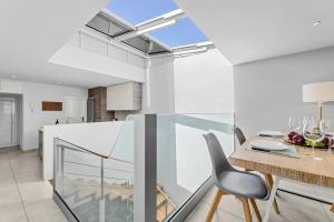 Stunning 2 bedroom Duplex close to main Beach with seaviews