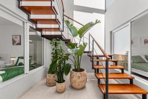 Stunning 2 bedroom Duplex close to main Beach with seaviews