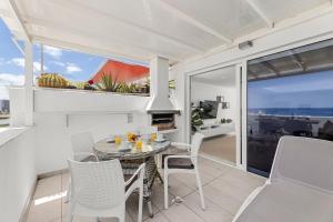 Stunning 2 bedroom Duplex close to main Beach with seaviews