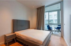 Spacious 2 bed 2 bath Battersea Powerstation Apartment