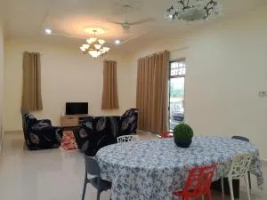 Unnie's Villa with 5 Bedroom complete with air conditioning - Kampong Bata