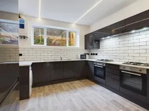 Substantial 9 Bedroom House in Swansea - Sketty