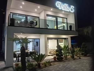 Villa S