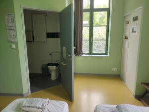 Auberges Ostal Scrignac - Gite d-etape de la Gare : Chambre Lits Jumeaux pour Personnes à Mobilité Réduite