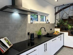 BLACK & WHITE HOUSES