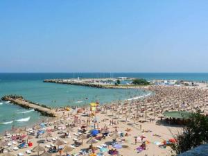 Cazare Eforie Nord, plaja Acapulco, garsoniere Four Studios, bucatarie comuna, baie proprie, etaj 4, fara lift