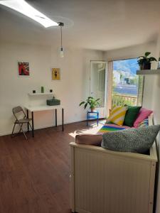 Sejours chez l'habitant La Chambre 1, Climatisee AC, Cuisine privee : photos des chambres